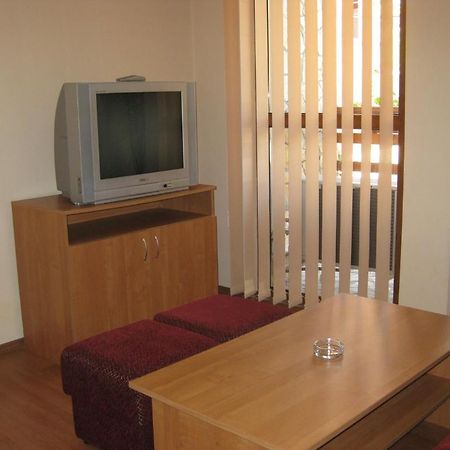 Family Hotel Veronika Девин Экстерьер фото
