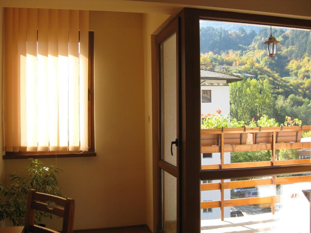 Family Hotel Veronika Девин Экстерьер фото