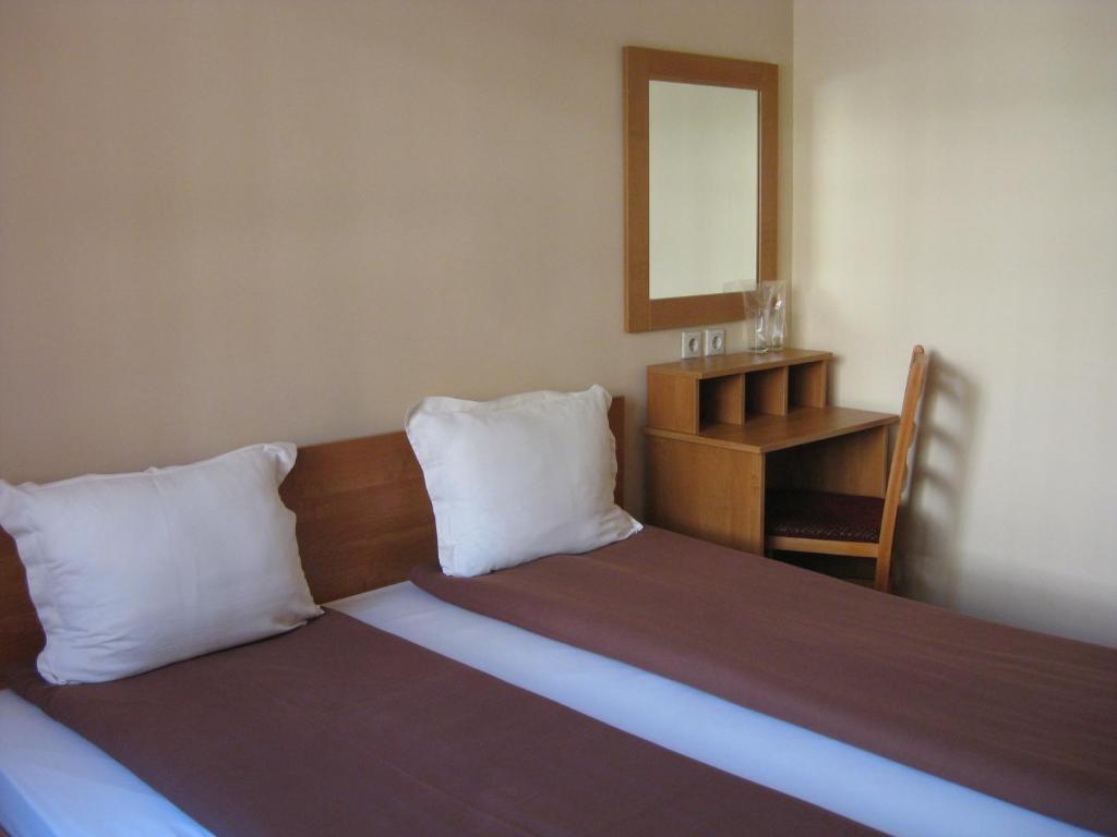 Family Hotel Veronika Девин Экстерьер фото
