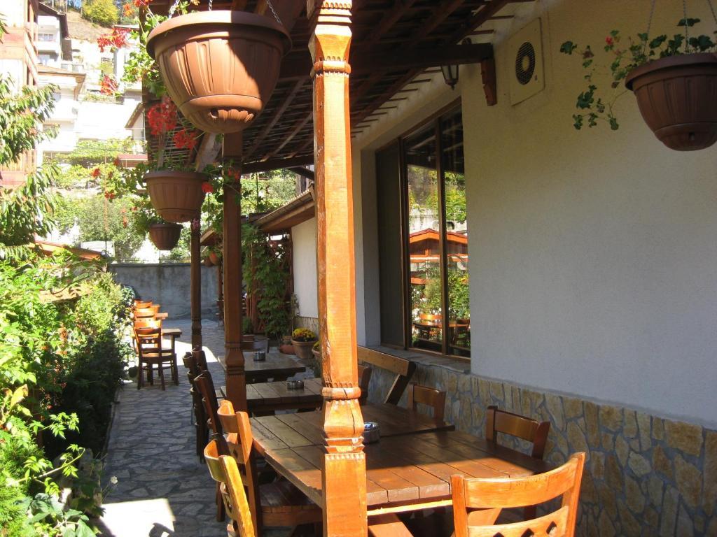 Family Hotel Veronika Девин Экстерьер фото
