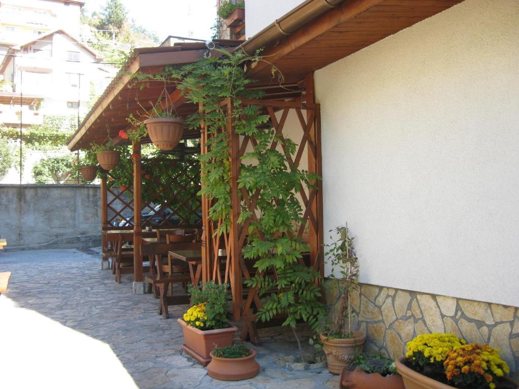 Family Hotel Veronika Девин Экстерьер фото