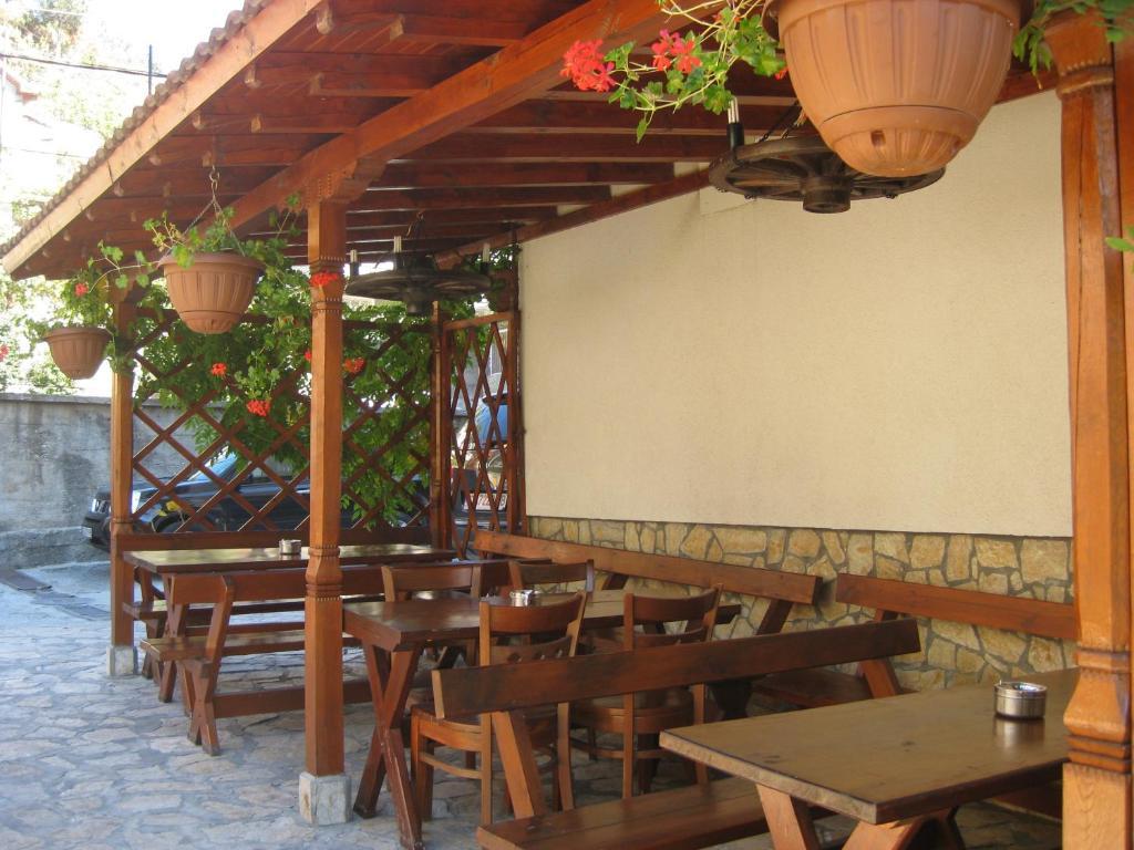 Family Hotel Veronika Девин Экстерьер фото