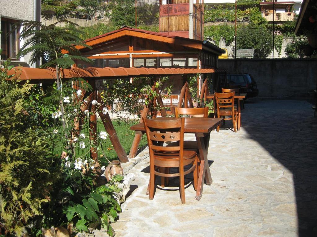 Family Hotel Veronika Девин Экстерьер фото