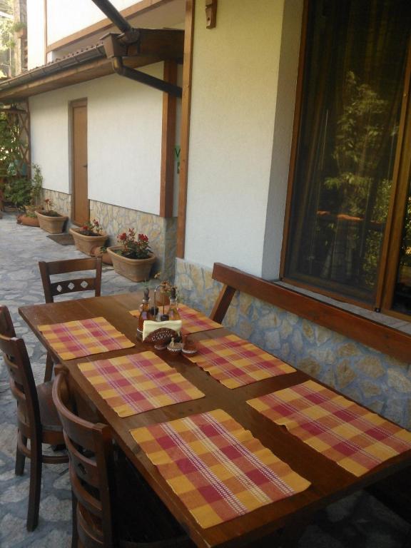 Family Hotel Veronika Девин Экстерьер фото